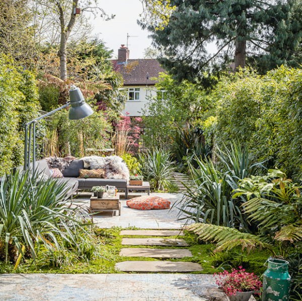 Taman dengan paduan pohon bambu dan batu alam yang menciptakan suasana tenang